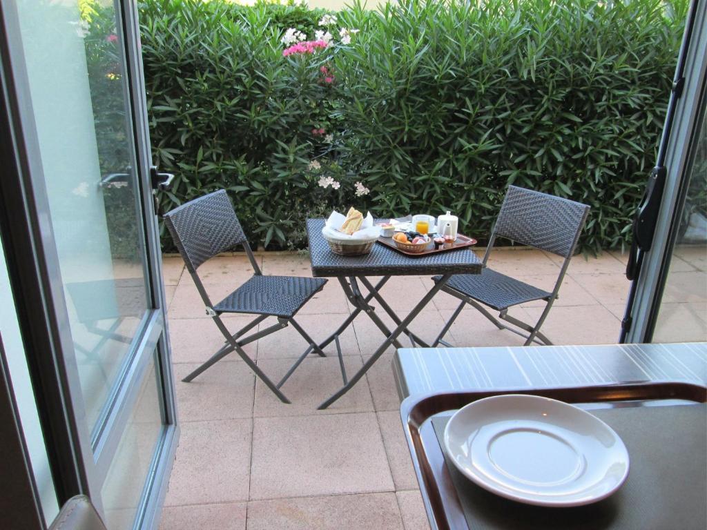 Hotel Ariane Istres Habitación foto